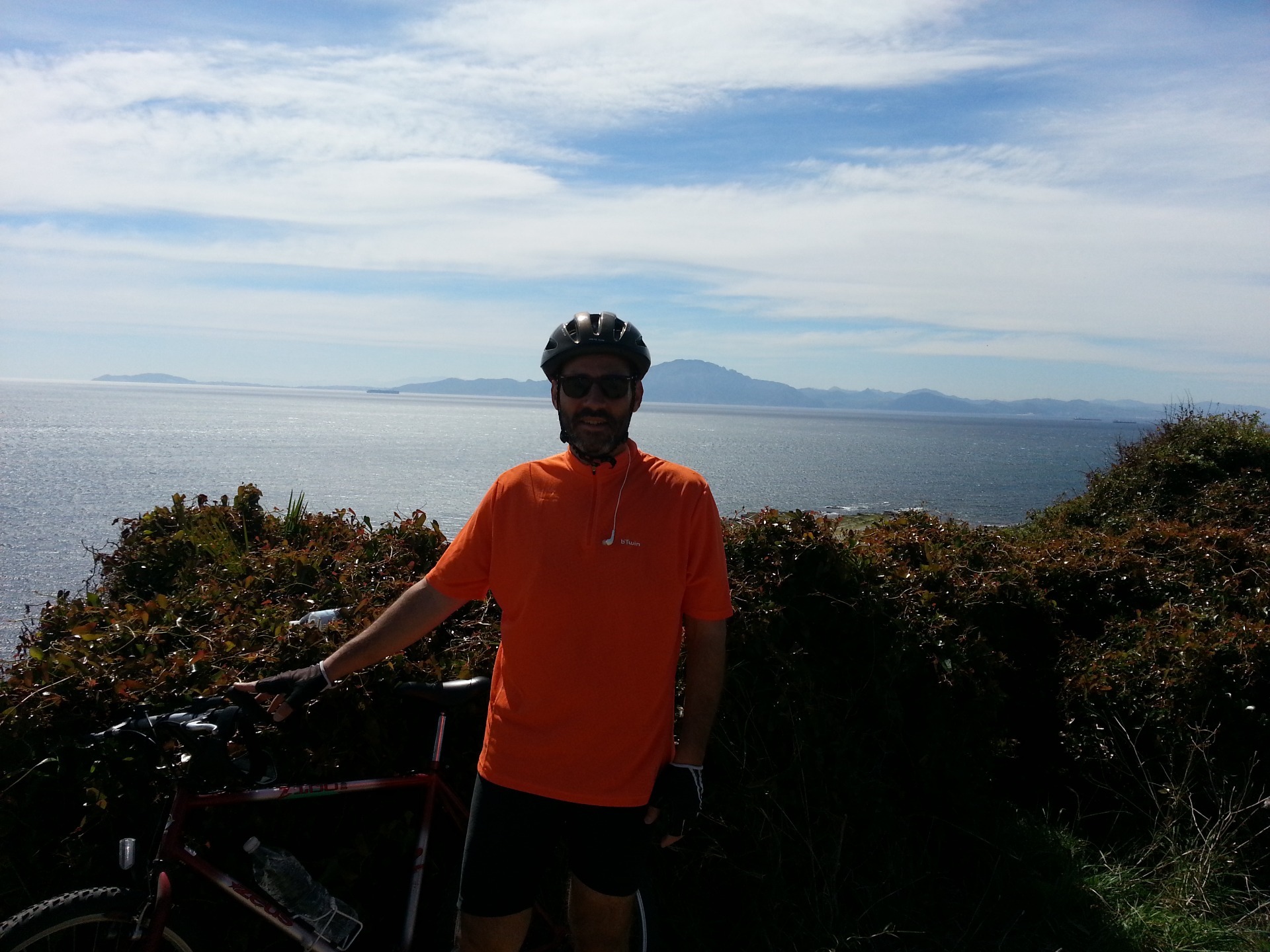 Punta Carnero; fondo: Céuta y Jebel Musa (columna Sur de Hércules)